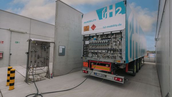 H2 MOBILITY-branded hydrogen tube trailer, operated by HOYER, supplying a German refuelling station