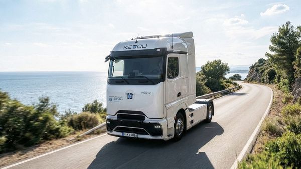 The KEYOU HICE.40 hydrogen-powered tractor unit, based on the Mercedes-Benz Actros