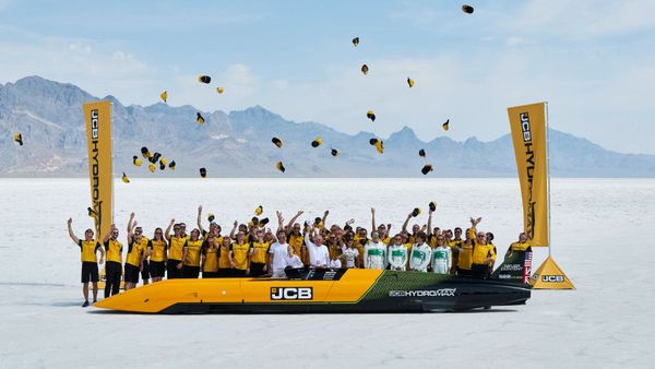 JCB Hydromax breaks 400 mph to set FIA hydrogen land speed record