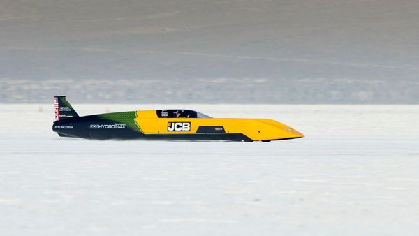 JCB Hydromax reaches 368mph at Bonneville
