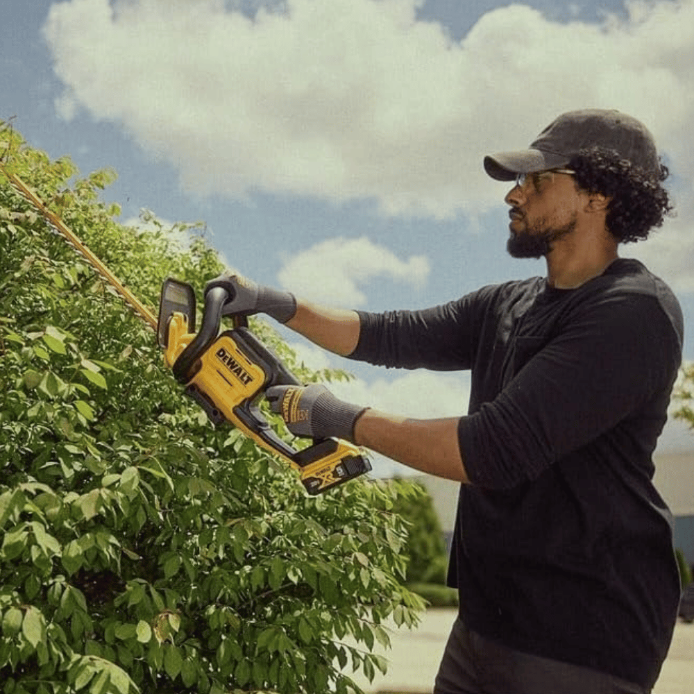DEWALT 20V MAX 22" Cordless Hedge Trimmer