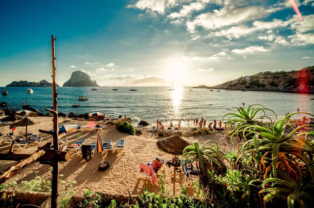 Ibiza 2025: DJs, Clubs, and How to Get There Without Breaking the Bank