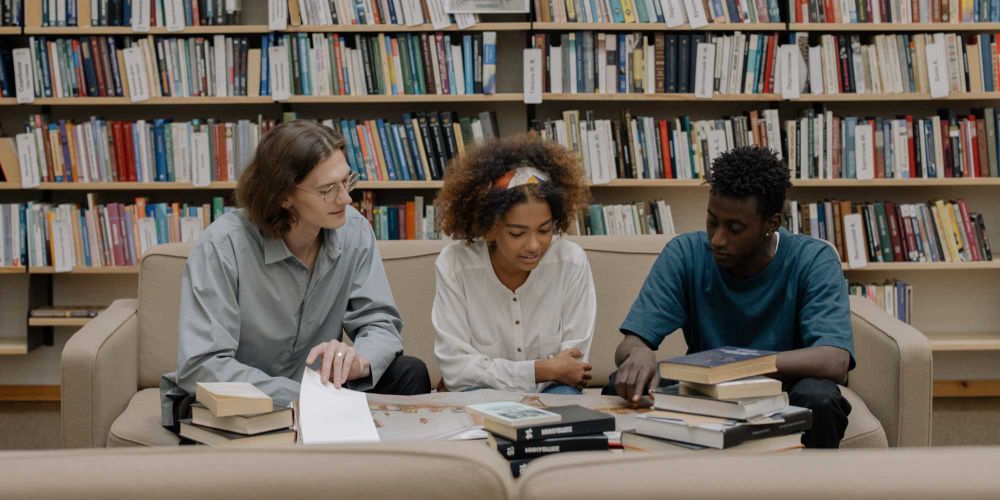 Public libraries are threatened by book banning / Pexels