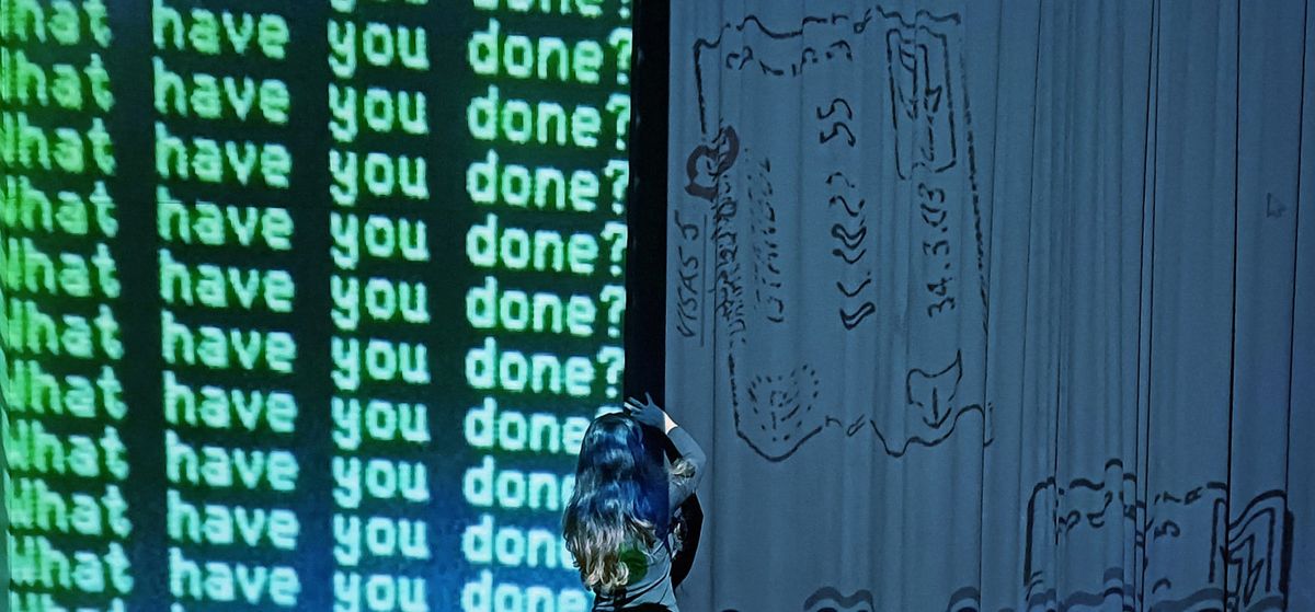 Final Attachment av Maryam Hashempour – en autofiktiv föreställning om närhet, exil och att bli sedd.