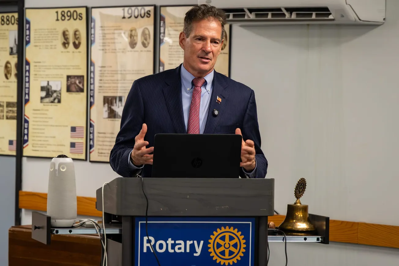 Scott Brown hits the stump at Nashua Rotary West