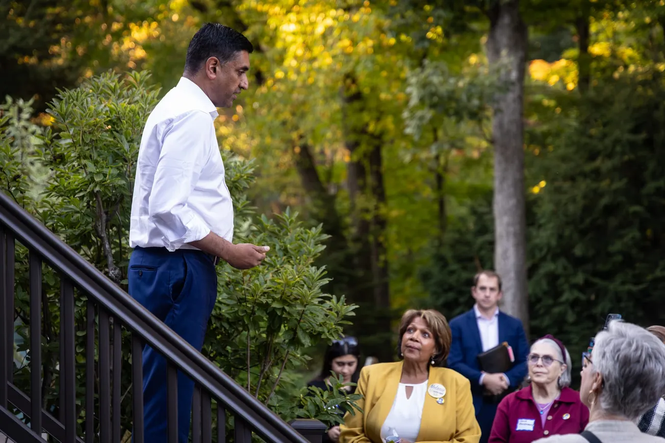 Khanna urges economic renewal, backs Levesque at Hollis campaign event