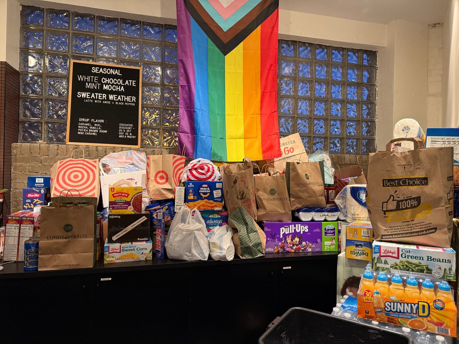 🤝 Neighborhood support swells in response to ICE activity