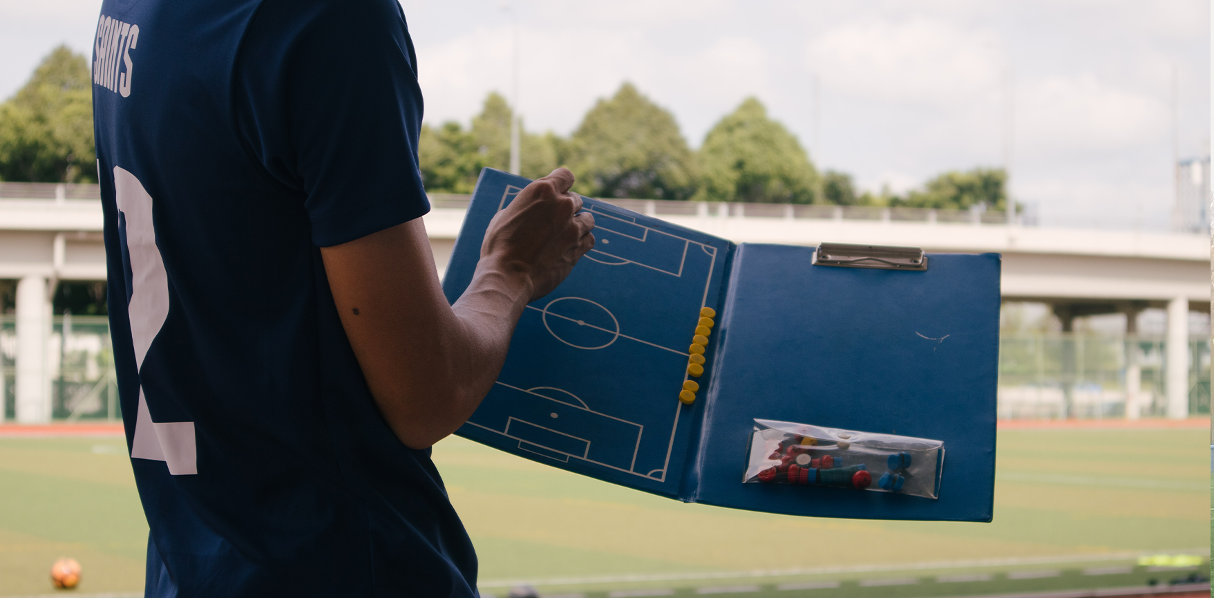 Photo d'un coach élaborant sa stratégie de jeu pour la rentrée sportive