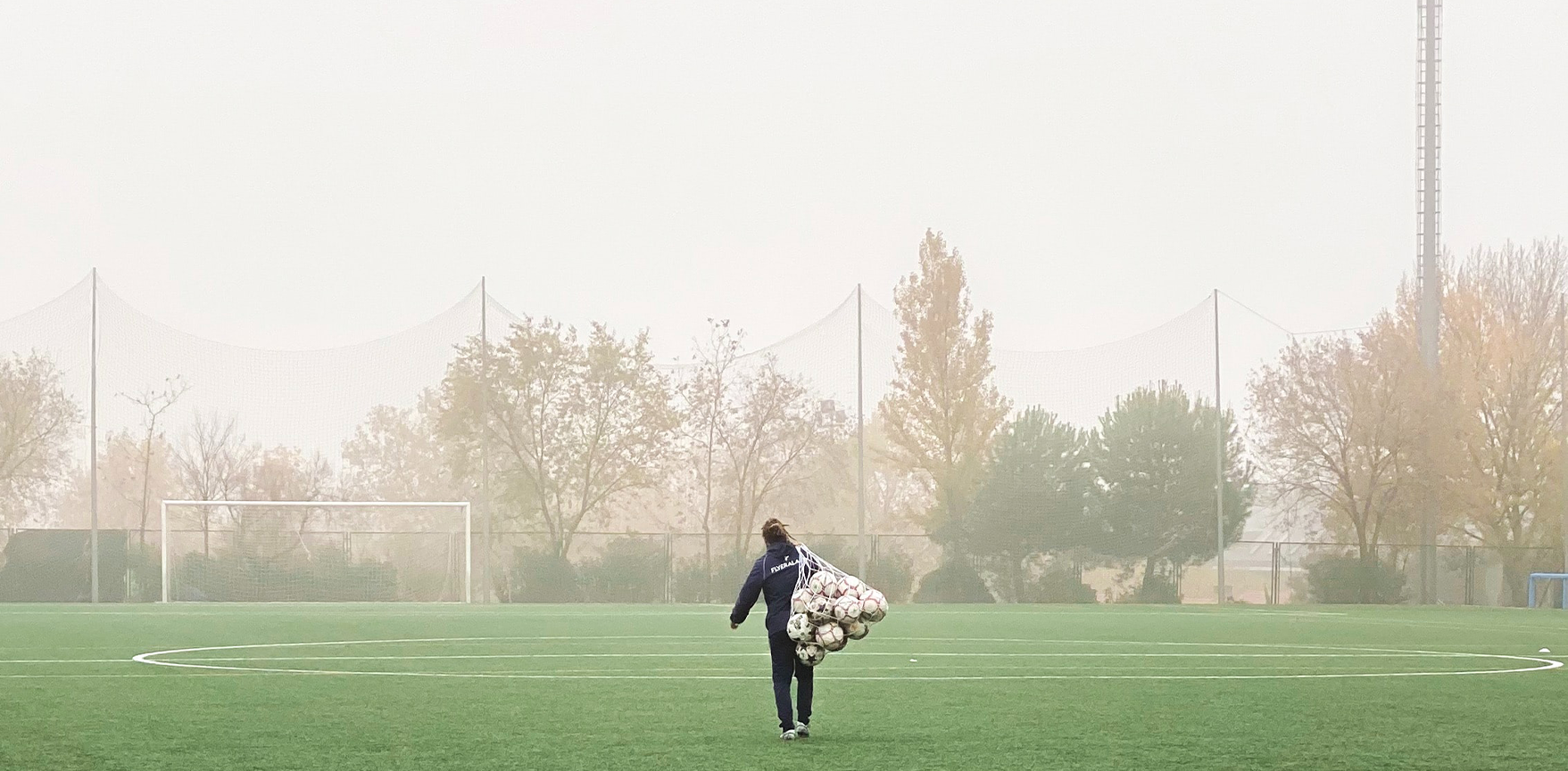 Coach qui range du matériel sportif