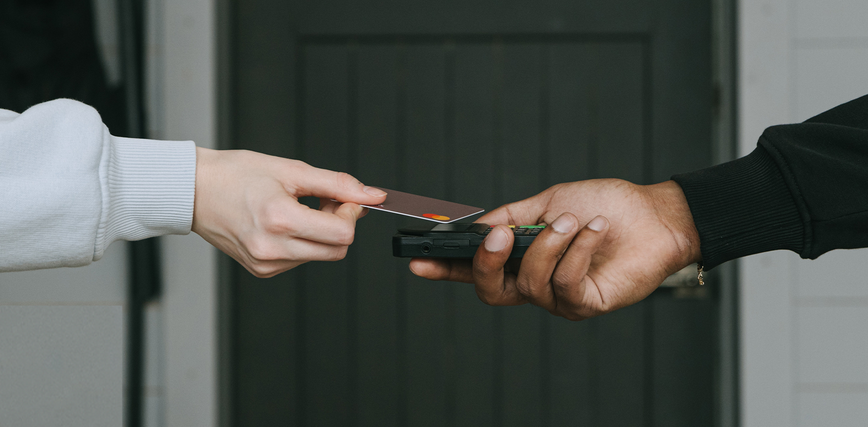 Personne qui effectue un paiement sans-contact avec sa carte de crédit