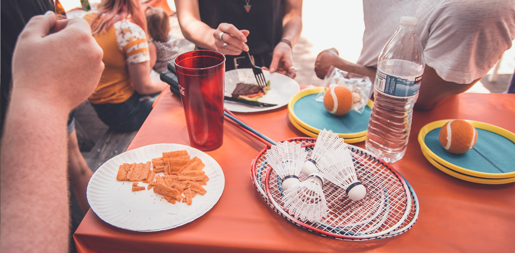 Plusieurs bénévoles mangent dehors