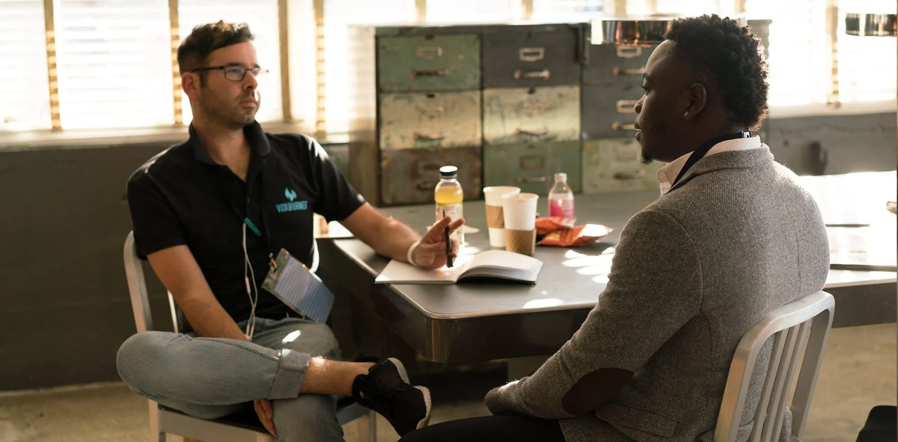 Responsable qui recrute un bénévole dans le bureau du club