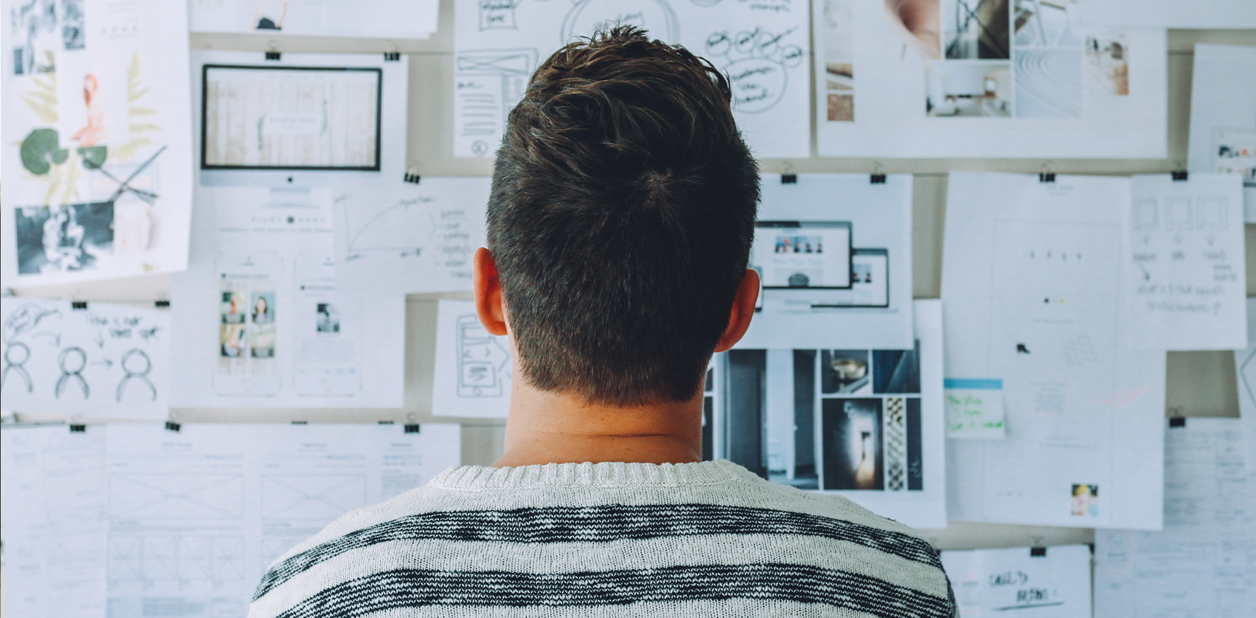 Un jeune homme organise une stratégie pour son club sur un tableau 