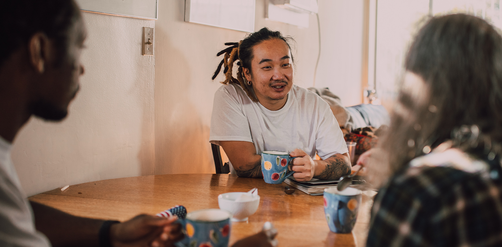 Trois bénévoles discutent ensemble en salle de pause