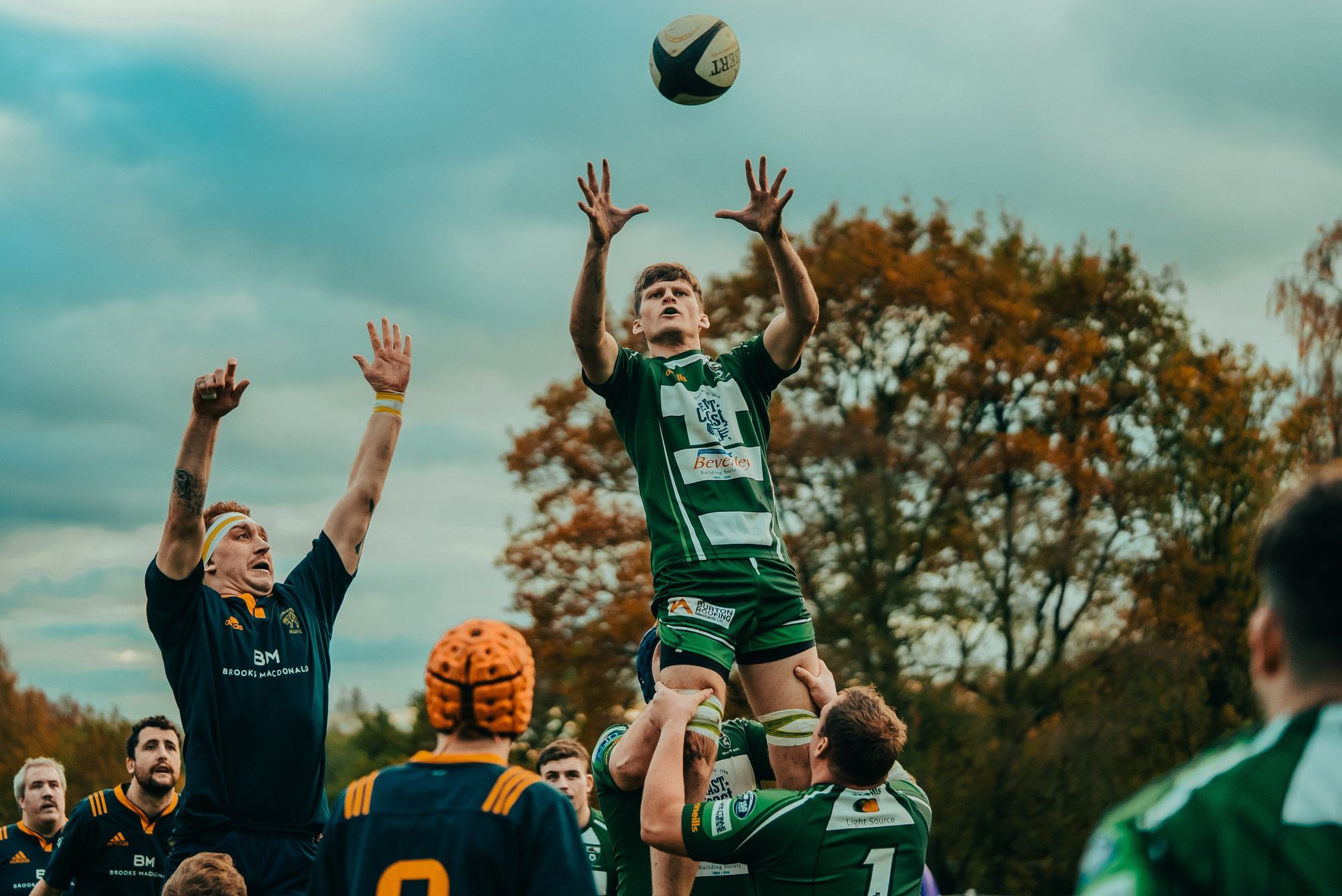 Joueurs de rugby en plein match 
