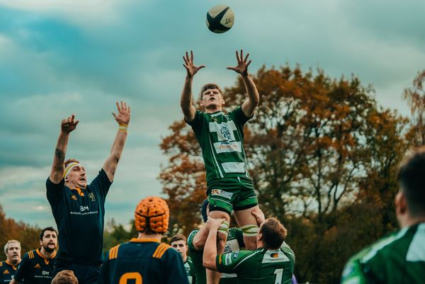 Joueurs de rugby en plein match 