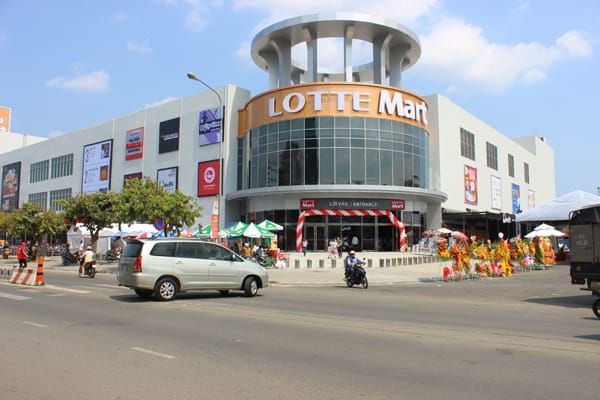 [Marketing] [OOH] Tại sao Lotte Mart lại treo band roll như vậy?