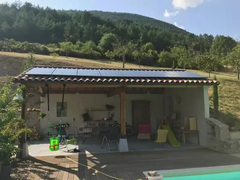 panneaux solaires abri de piscine