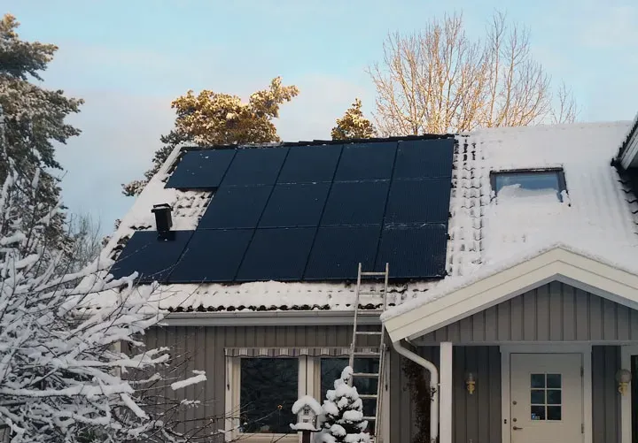 maison enneigée panneau solaire