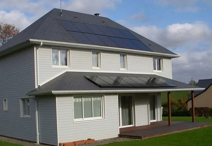 maison avec panneaux solaires