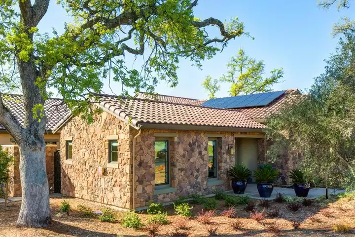 panneaux solaires SunPower sur une maison