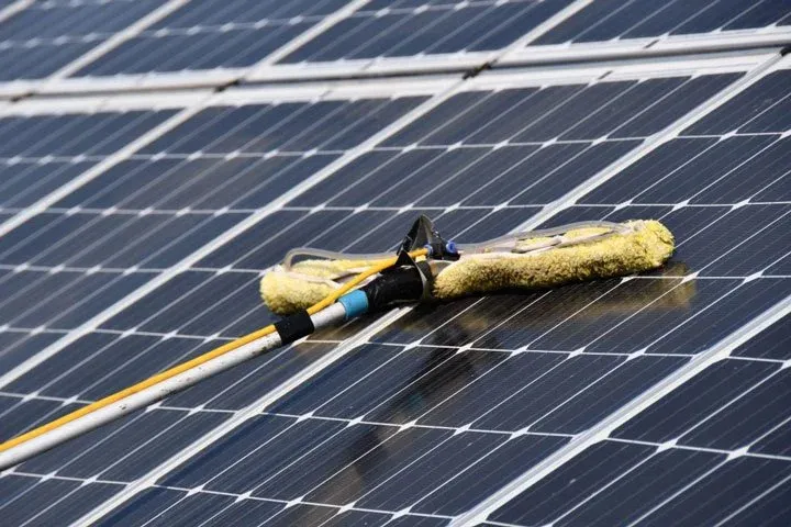 balai téléscopique nettoyage panneau solaire