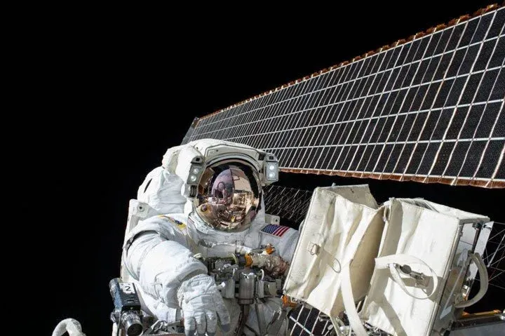panneaux solaires espace