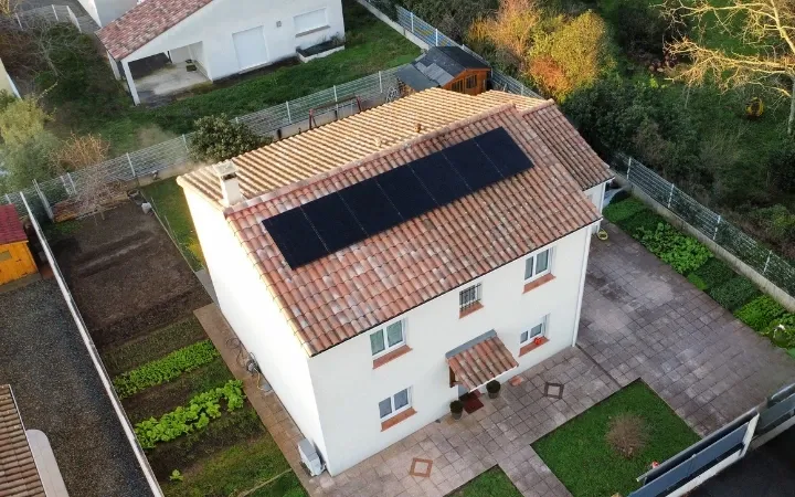 maison équipée de panneaux solaires par Otovo