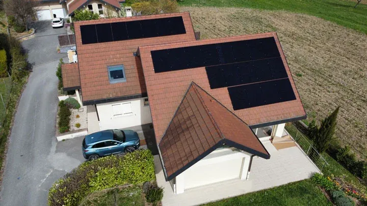 maison équipée de panneaux solaires