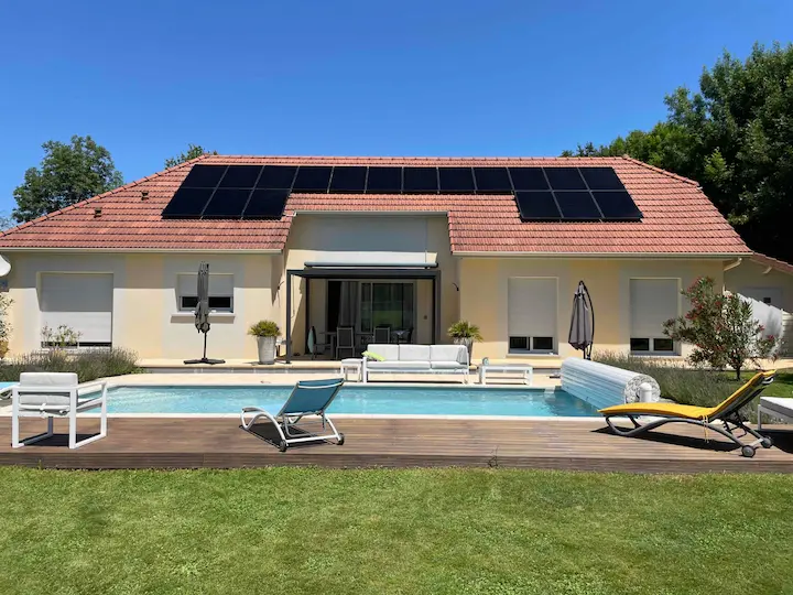 maison avec piscine équipée de panneaux solaires