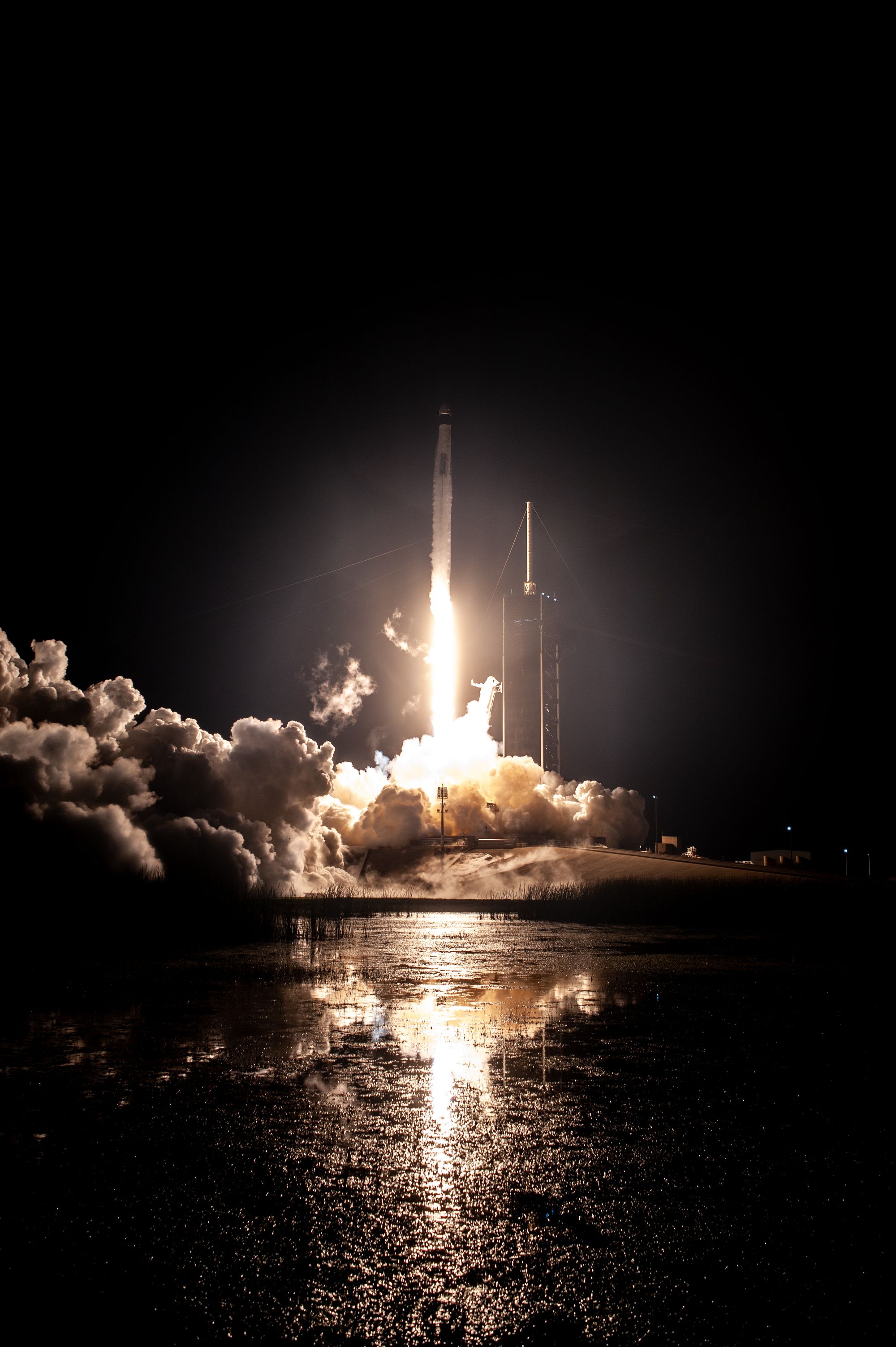 Primer vuelo tripulado del Programa de Tripulación Comercial de la NASA