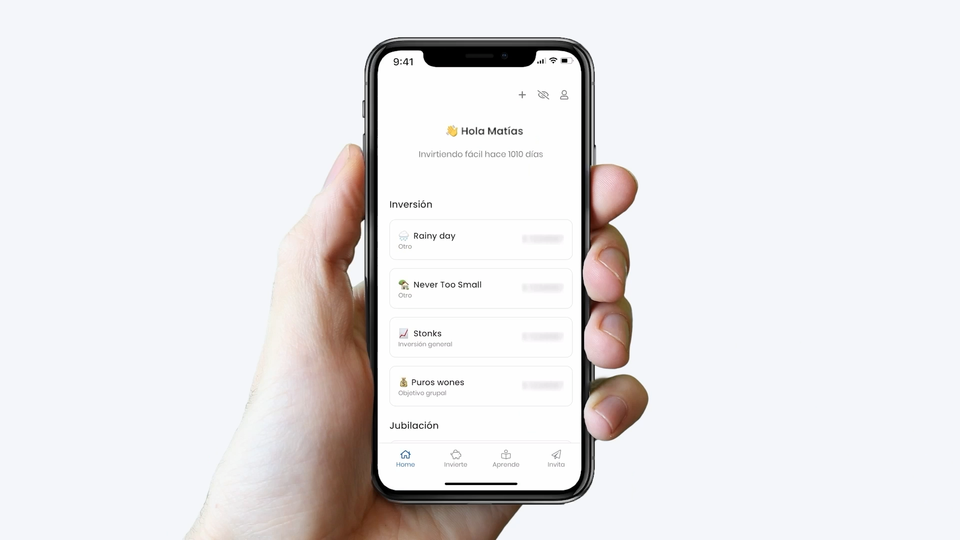 Mano que sujeta un celular con información de Fintual App.
