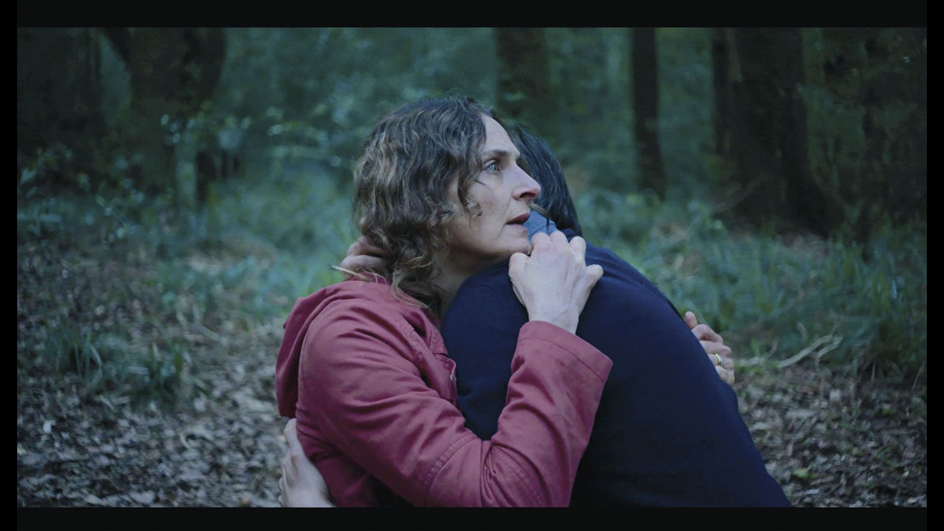 "El castigo": un tenso plano secuencia de dos padres buscando a su hijo en el bosque