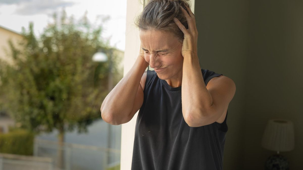Kvinna med hand mot huvudet — framfall är vanligt men sällan pratat om.
