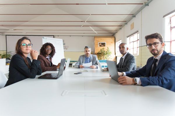Comité de talento reunido alrededor de una mesa de directorio