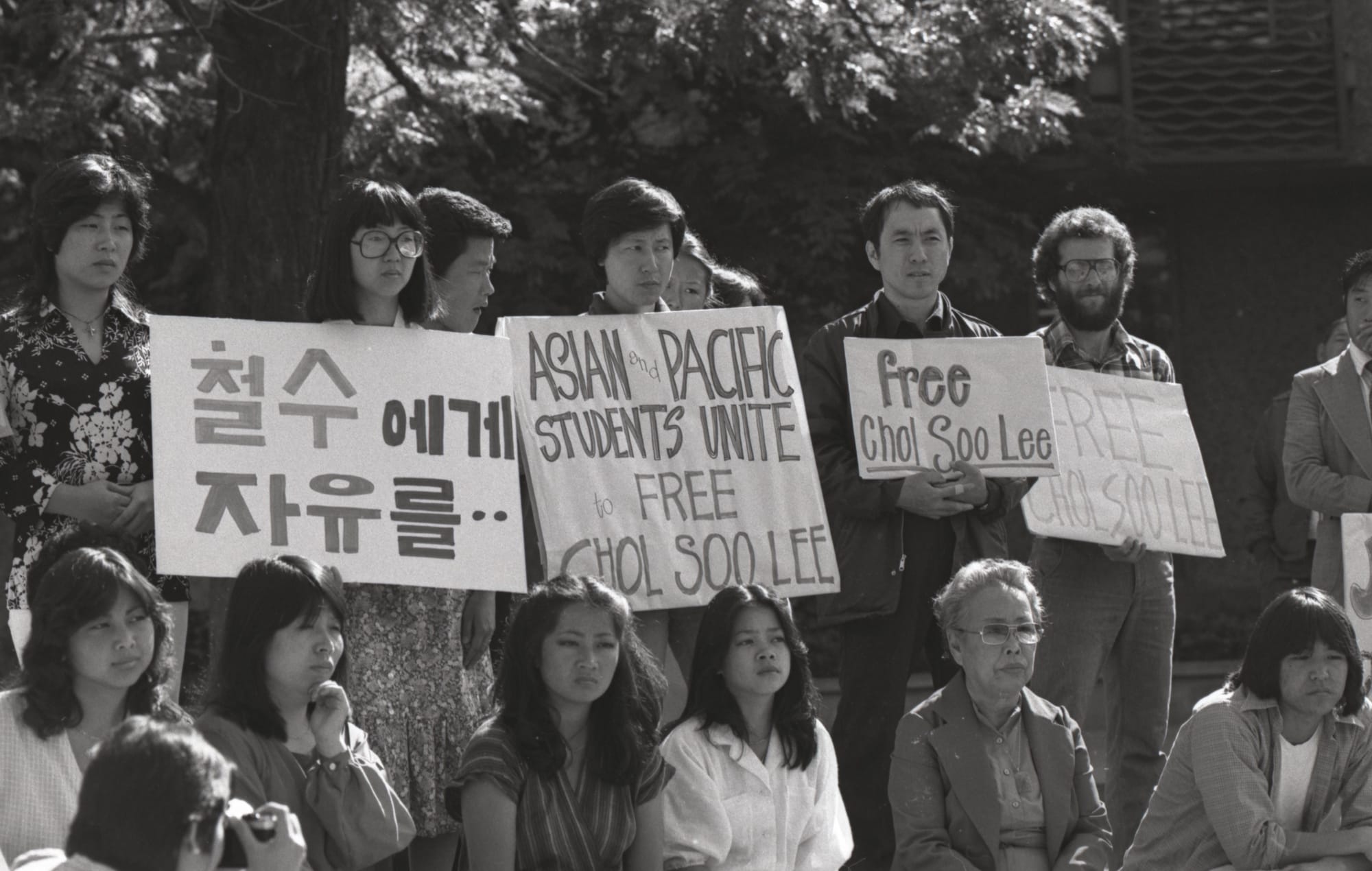 Asian American and Pacific Islander students hold signs at a rally at one of many courthouse protests to fight for Chol Soo. Credit: Ken Yamada