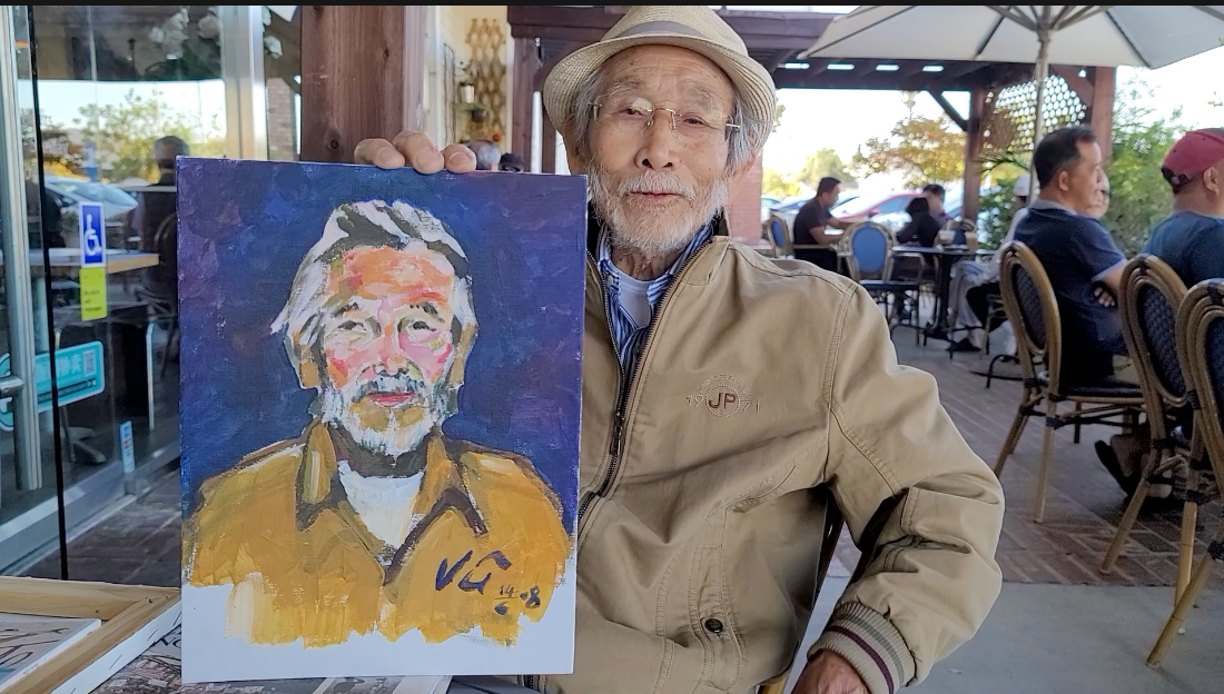 Ông Nguyễn Mạnh Cường với bức chân dung do hoạ sĩ Lê Vũ vẽ vào năm 2008 - Coffee Factory, Westminster, CA, 16 Oct 2021