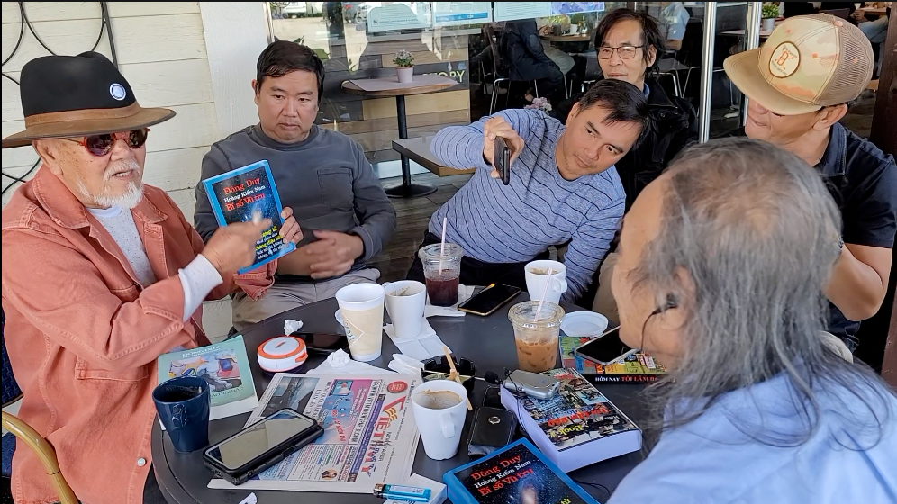 Đông Duy ra mắt sách, Trịnh Cung phê bình