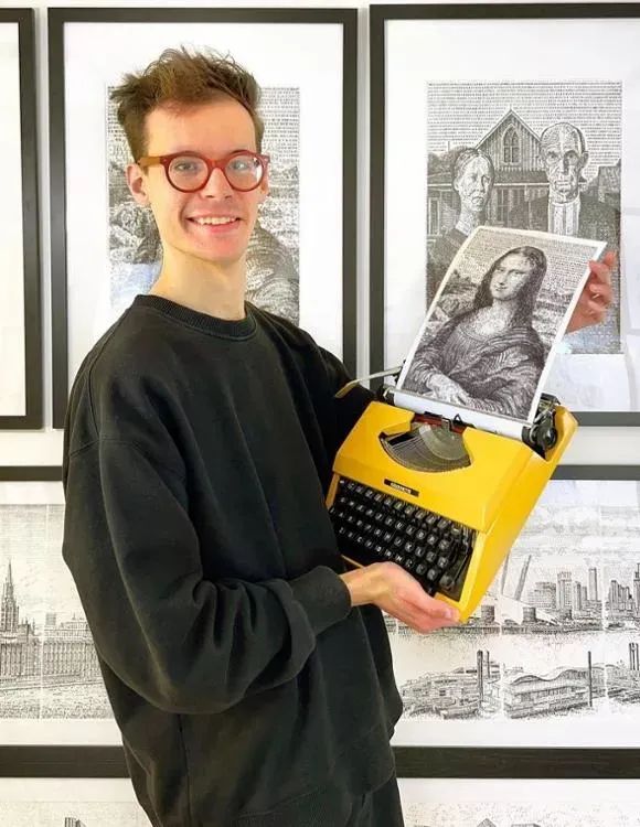 James Cook  arte con su máquina de escribir