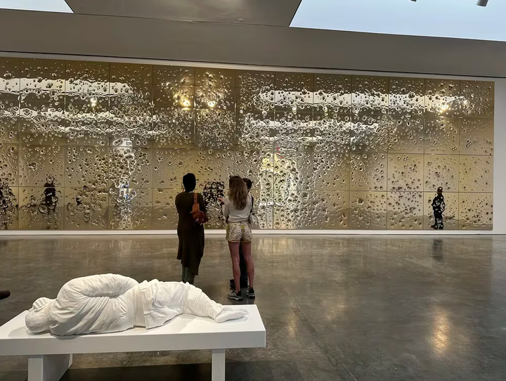Maurizio Cattelan: Crítica y Controversia en Domingo su Última Obra