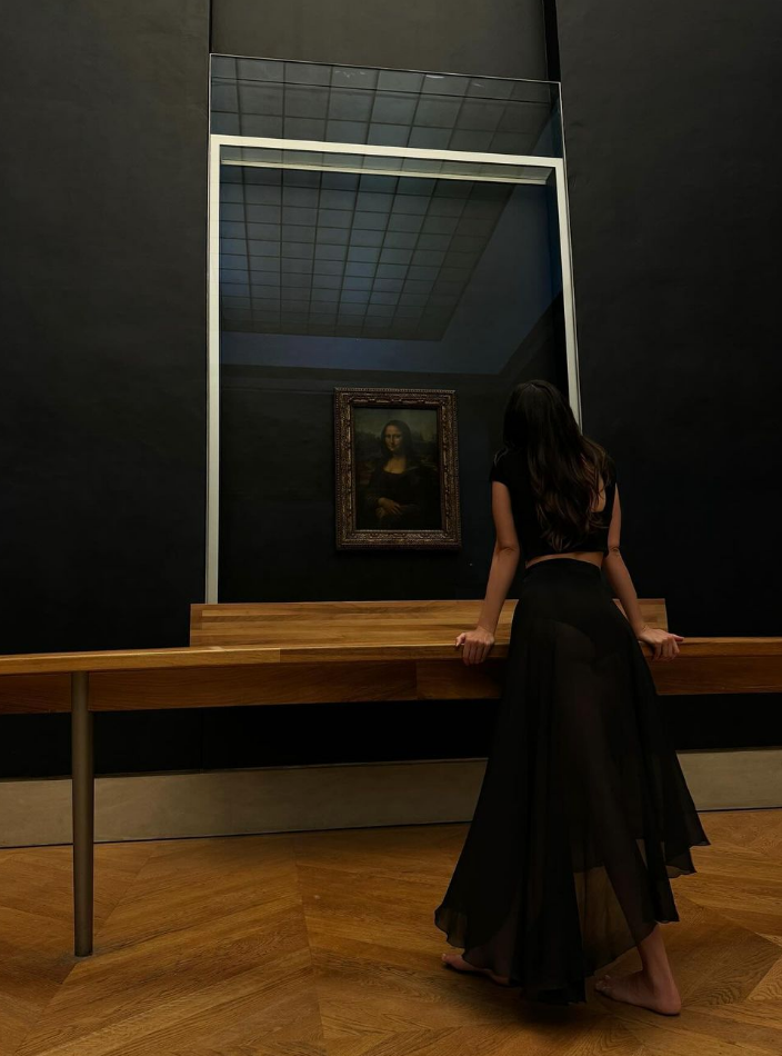 Descalza en el Louvre: Kendall Jenner  y Bad Bunny Sorprenden con Recorrido Privado