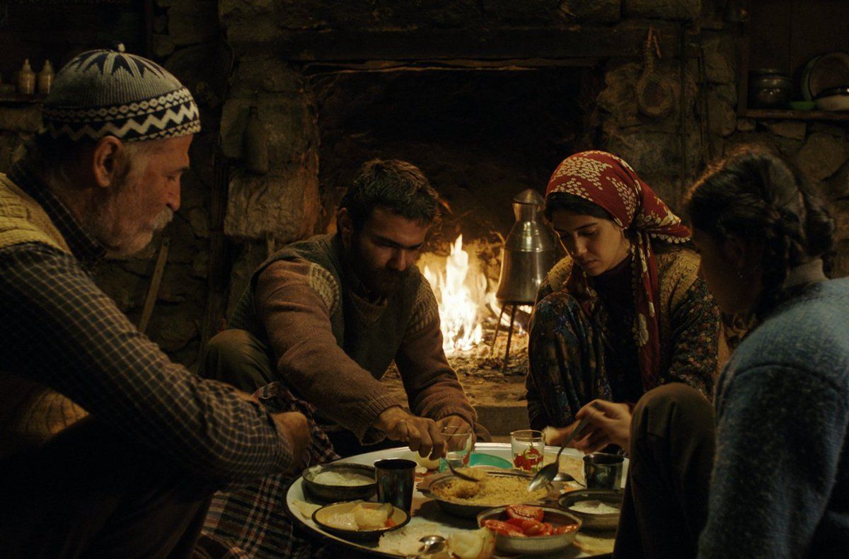 Taşranın tekrarı, kasabanın vaadi: Kız Kardeşler