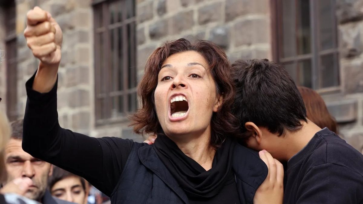 10 Ekim 2015’teki katliamda hayatını kaybeden demiryolu emekçisi Ali Kitapçı’nın eşi Emel Kitapçı ve oğlu Artun Siyah Kitapçı