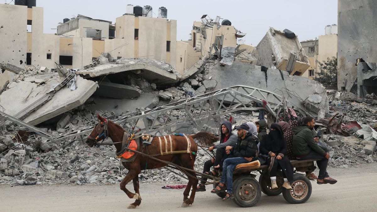 Yerlerinden edilen Filistinliler Gazze Şeridi'nin güneyindeki Refah'a gidiyor. Fotoğraf: Hatem Ali, AP Photo.