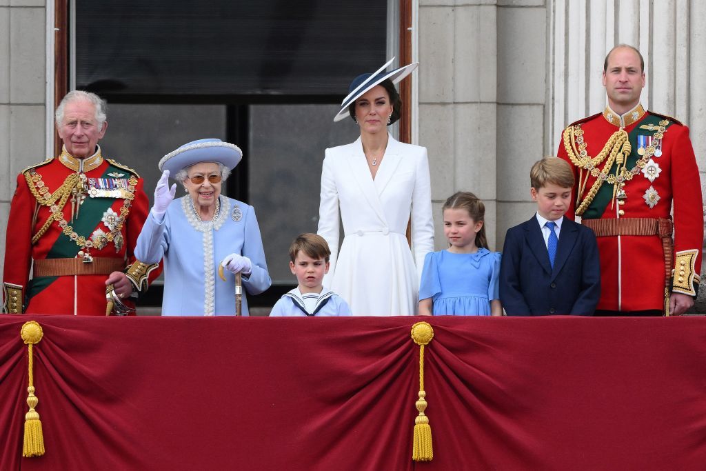 İngiliz Kraliyet Ailesi, Buckingham Sarayı'nın balkonunda kraliçenin doğum günü için düzenlenen geçit törenini izliyor. Londr