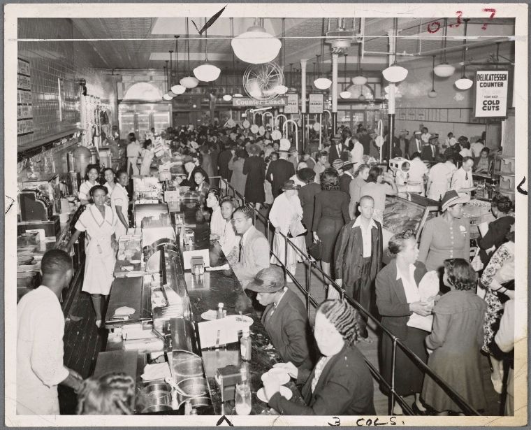 1942, New York. Fotoğraf: New York Halk Kütüphanesi, Schomburg Center for Research in Black Culture.