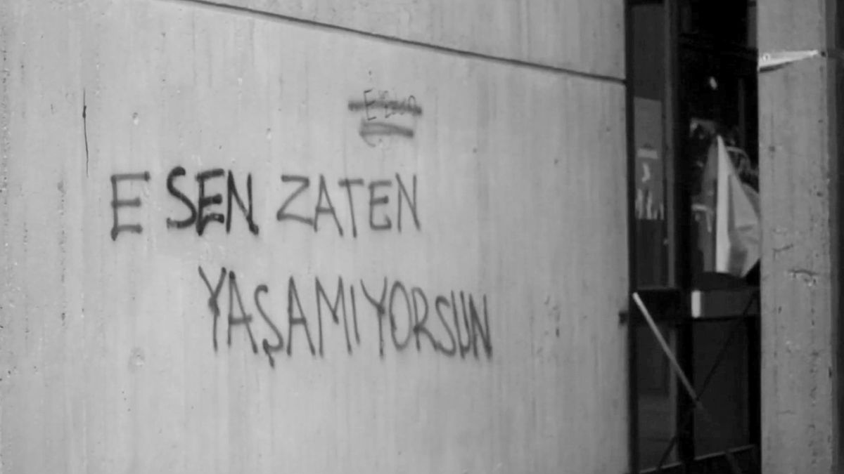 ODTÜ Sinema Topluluğu'nun "Yalnız Bırakma" başlıklı 1 Mayıs kortejine çağrı videosundan bir görüntü, 2016.