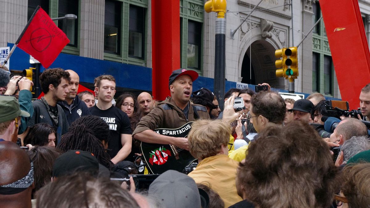 Rage Against the Machine grubunun gitaristi Tom Morello, New York’un Lower Manhattan bölgesindeki Equitable Building binasını