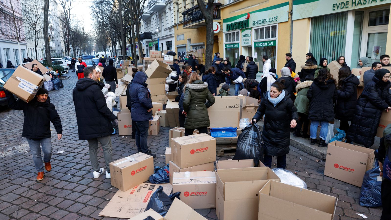 Almanya'da yaşayan Türkler Türkiye'ye göndermek üzere yardım kolileri hazırlıyor. Berlin, 7 Şubat 2023. Fotoğraf: Michele Tan