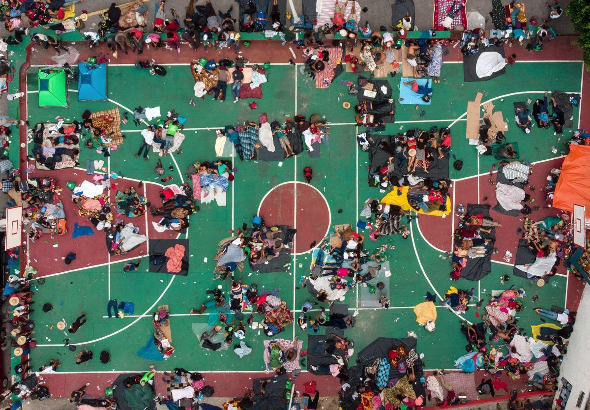 ABD’ye ulaşmaya çalışan Honduraslı göçmenler Meksika’da bir basketbol sahasında uyuyorlar. San Pedro Tapanatepec, 2019. Fotoğ